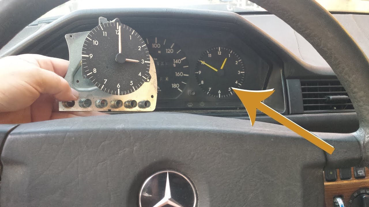 Mercedes Benz W124 - Changement de l´horloge, travail super facile