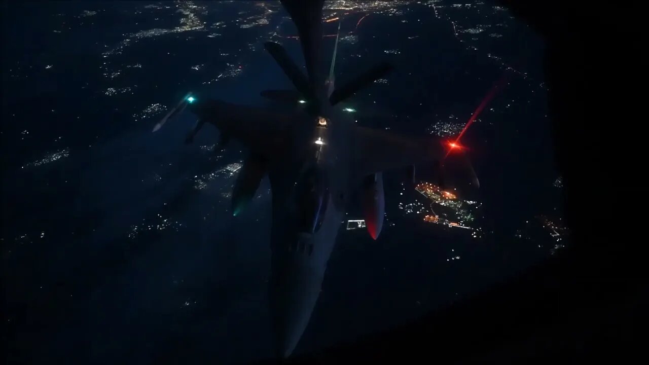 F-16 Fighting Falcons Refuel over Iraq