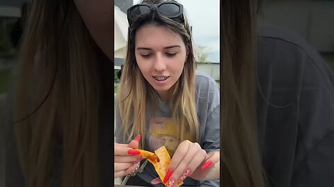 IUBITA MEA TESTEAZA CEL MAI PICANT SOS DE LA TACO BELL #oguritamica #mancare #mancaciosul