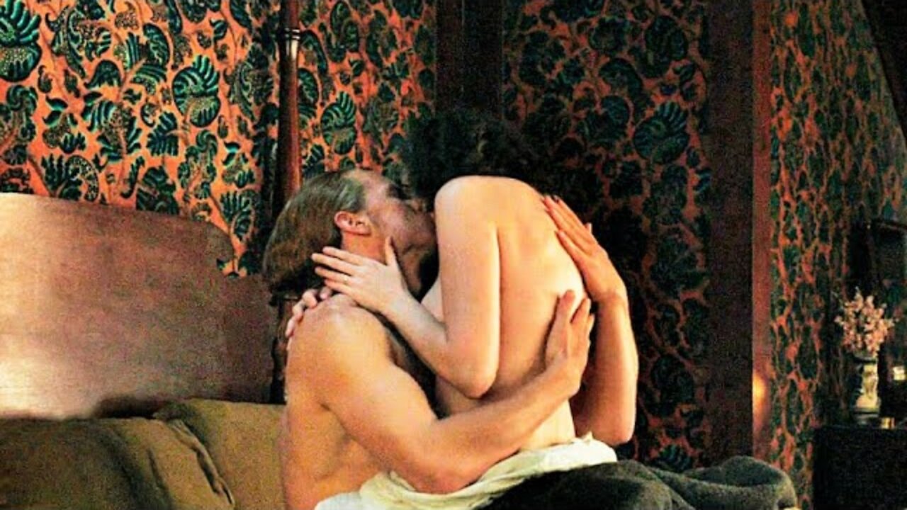 Outlander 6x01 / Kiss Scenes — Claire and Jamie (Caitriona Balfe and Sam Heughan)"
