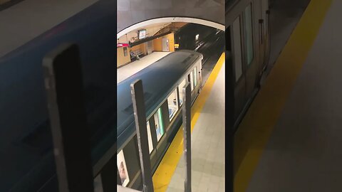 Glimpse Montreal metro at Bonaventure #viralvideo #subway #montreal