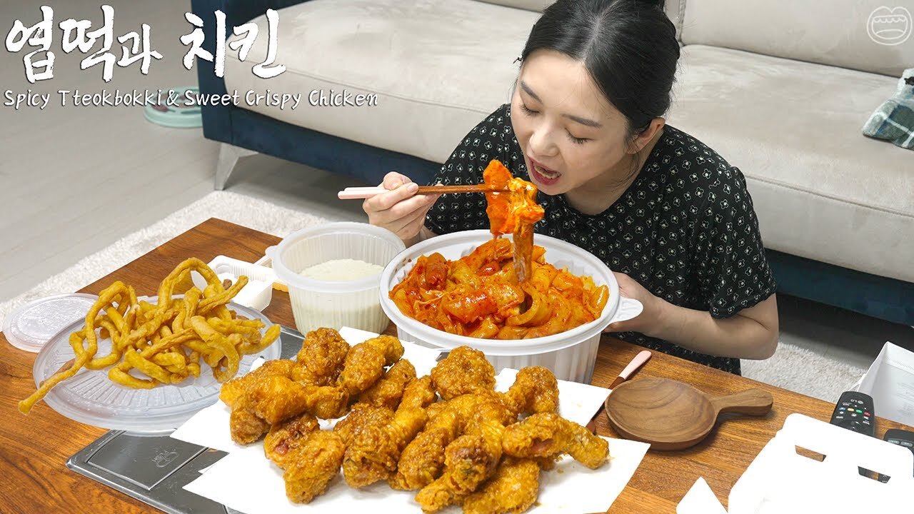 Super Spicy Tteokbokki & Sweet Crispy Chicken ☆ A huge trend in Korea