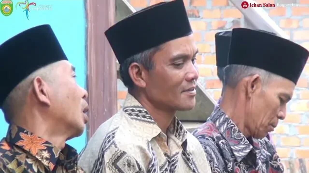 PENYAMBUTAN TAMU DAN PENGANTIN MEMASUKI TEMPAT MENUJU PELAMINAN DI ACARA RESEPSI DI KAMPUNG HALAMAN