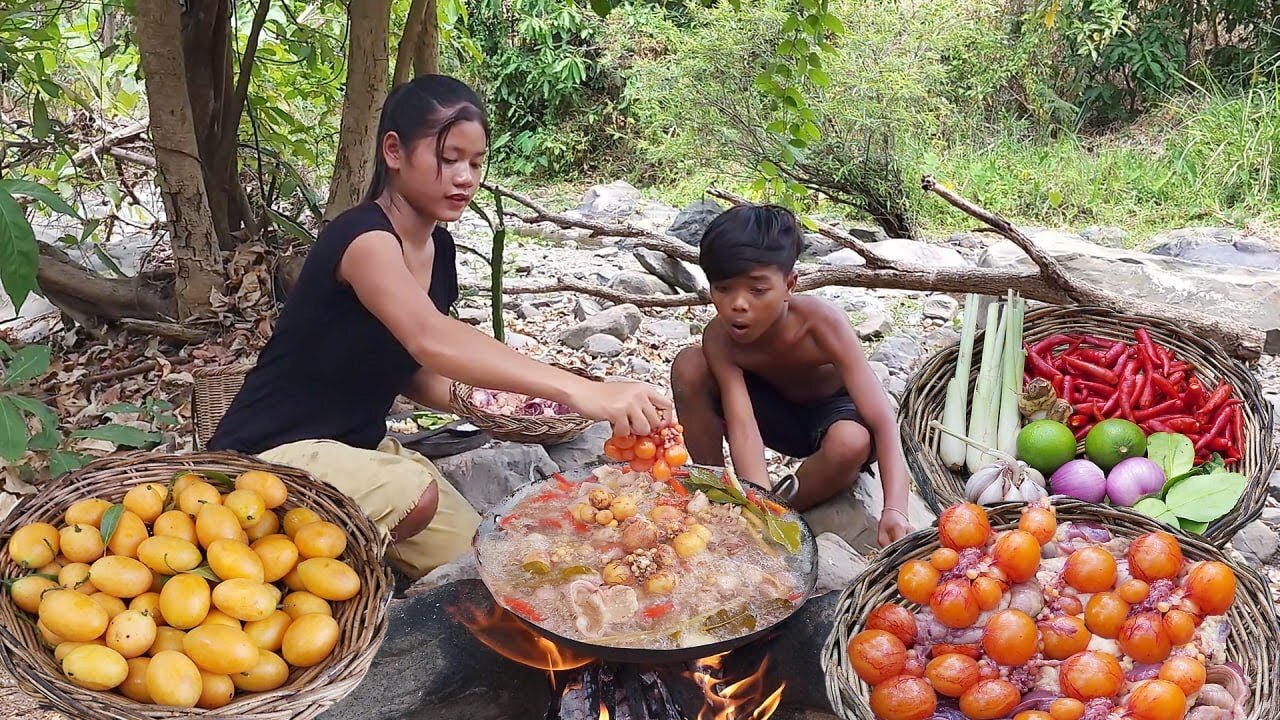 adventure and cooking Chicken egg, liver and stomach for survival food in forest