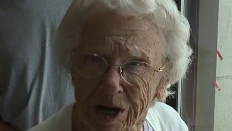 102-year-old Cleveland veteran re-enacts 1945 Victory in Europe Day confetti toss