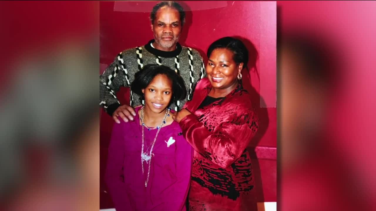 Milwaukee police dispatcher killed in crash after police chase; suspect still on the run