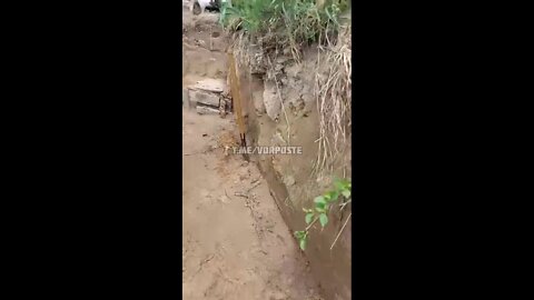 Ukrainian soldier complaining about the maxim machine gun in their trench