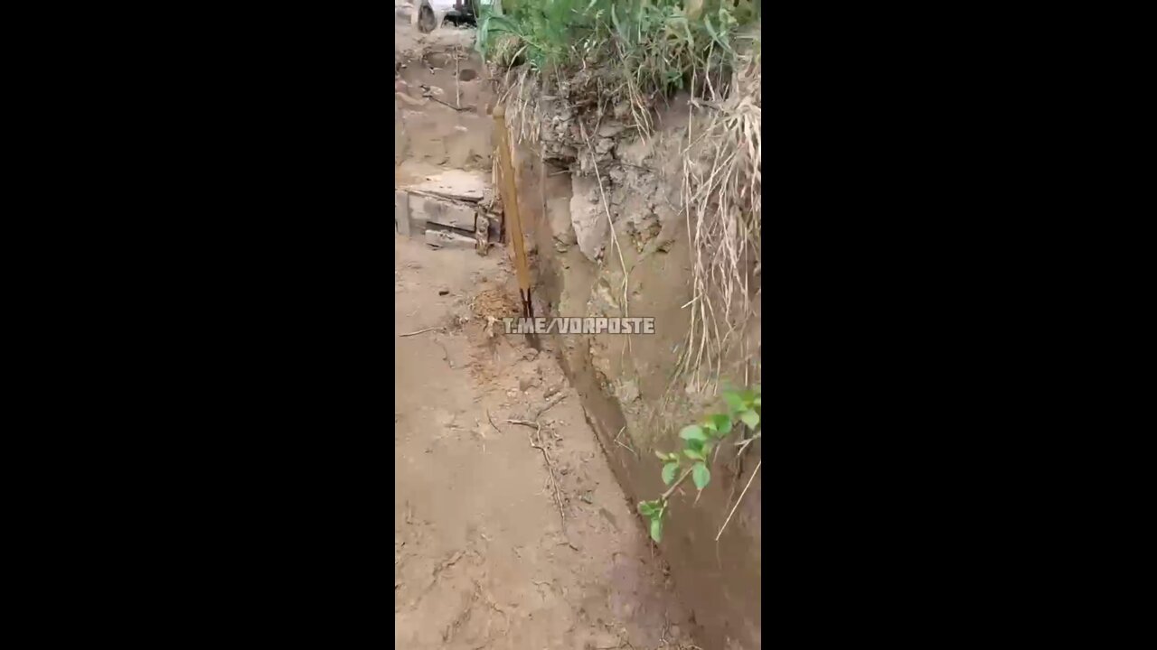 Ukrainian soldier complaining about the maxim machine gun in their trench