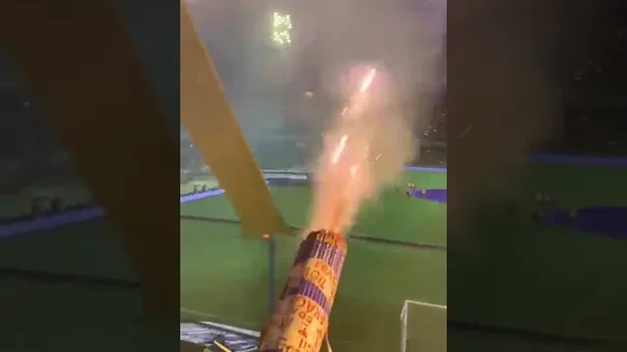 Torcida do Godoy Cruz fazendo um verdadeiro foguetório no estádio - 24/02/2023