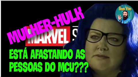 Mulher-Dolly Afastando as Pessoas do MCU