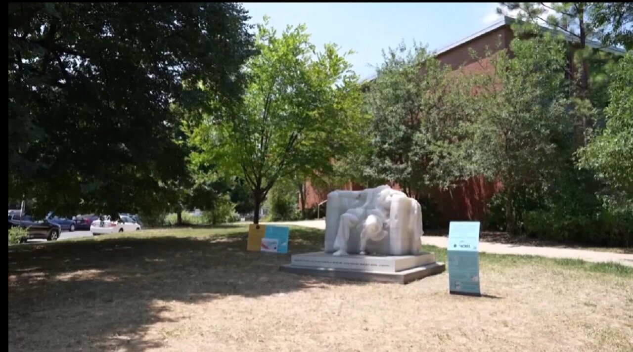 Abraham Lincoln wax statue headless after melting in scorching DC