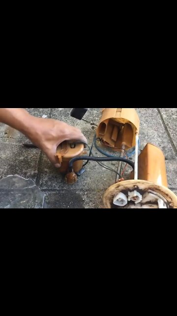 TOYOTA YARIS - HOW TO REMOVE FUEL PUMP FROM HOUSING #Shorts
