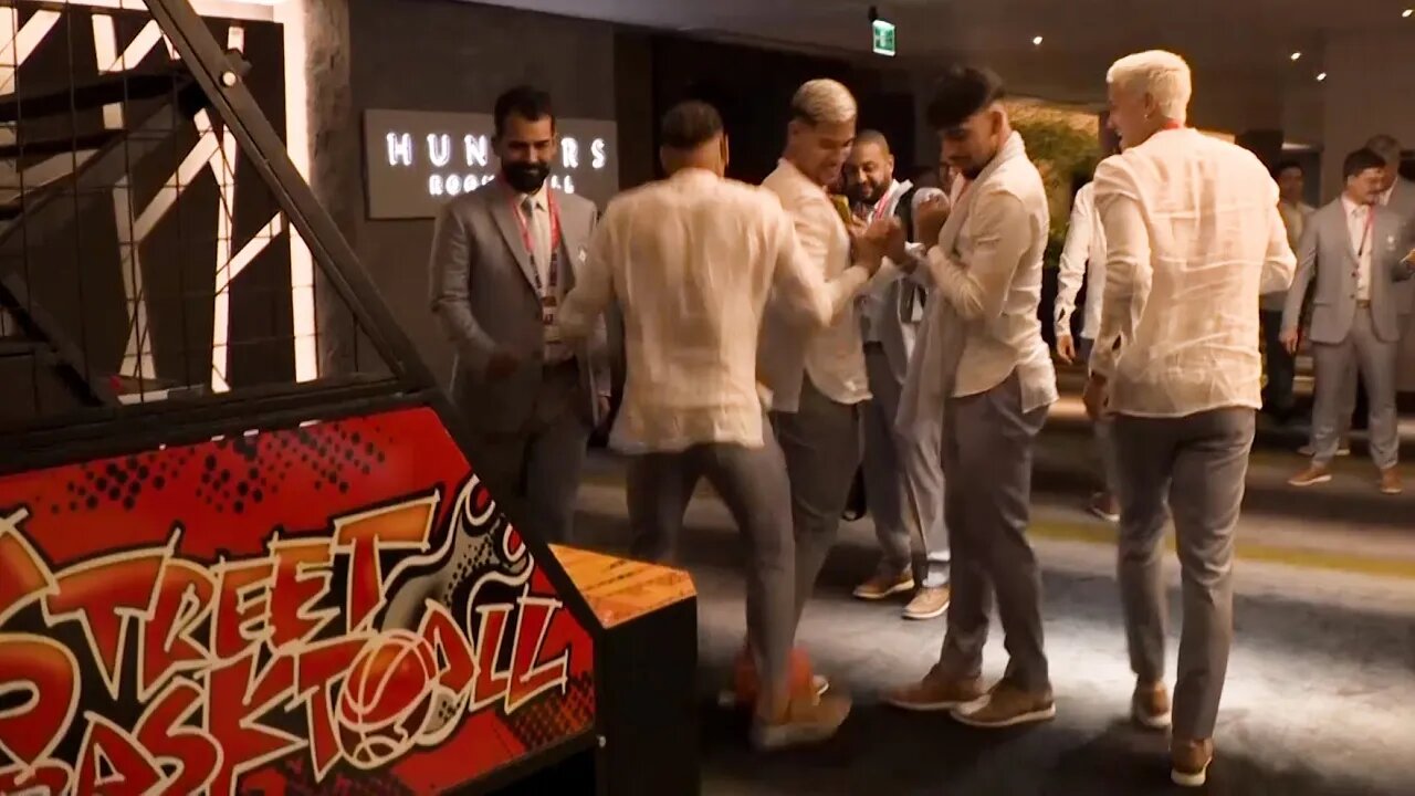 Neymar and teammates play basketball arcade game, kicks ball at Bruno Guimarães 😂