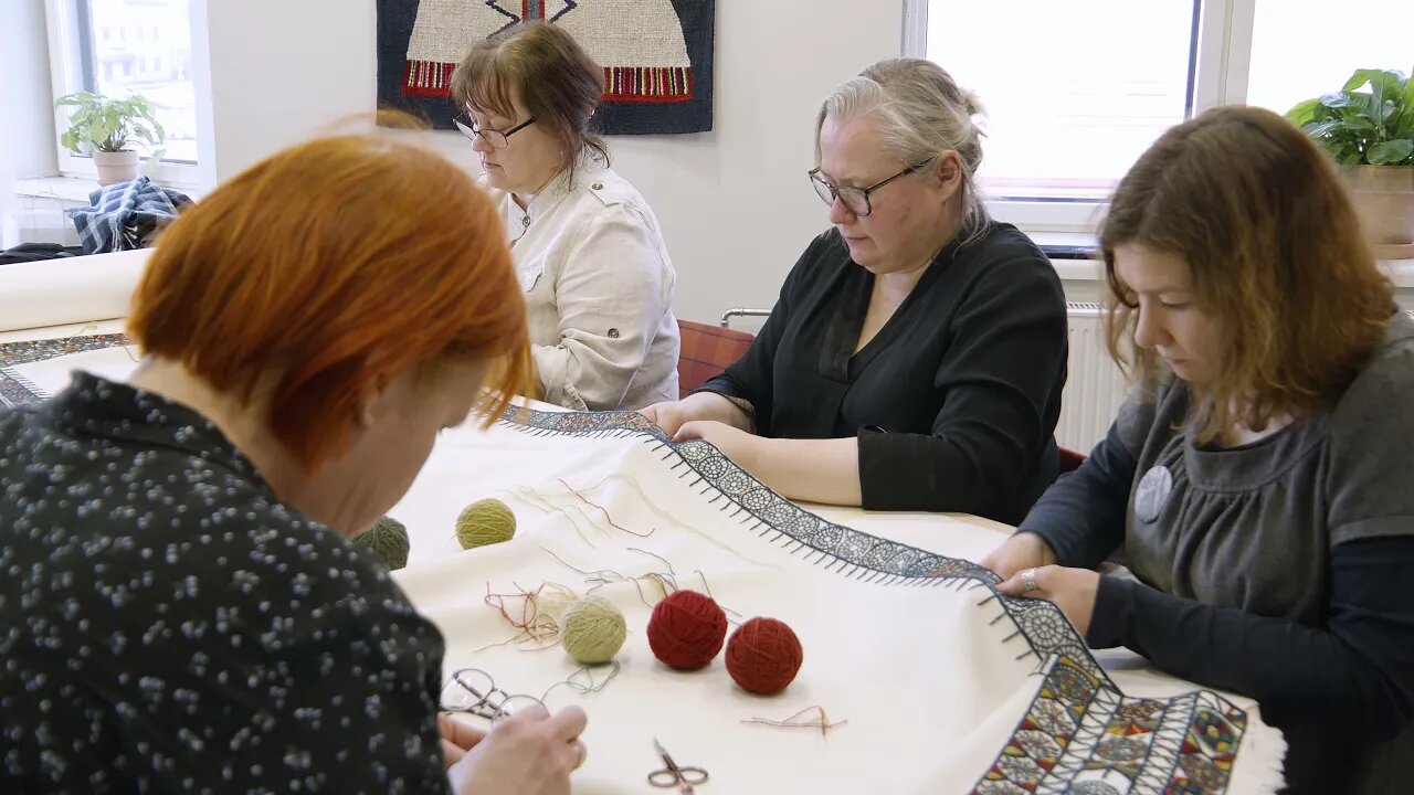 President Kersti Kaljulaidi rahvarõivakomplekt gfjmNhsFhho