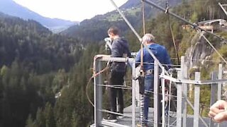 Bungee jumping: no último segundo homem se arrepende de pular!