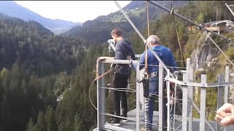 Bungee jumping: no último segundo homem se arrepende de pular!