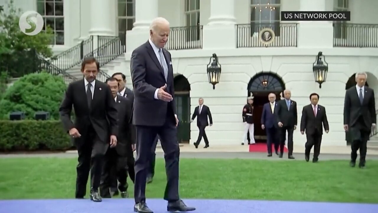 Is Confused Biden Shaking Hands With The Air Or Pointing At Nothing?