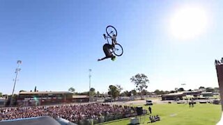 Il salto mortale non riesce, e finisce a faccia in giù