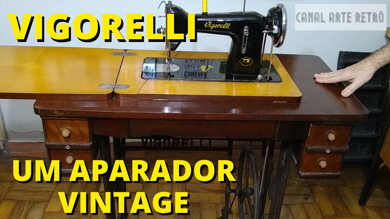 Máquina de Costura Vigorelli Antiga que se Transforma em um Aparador - Decoração Vintage