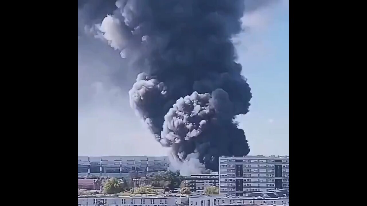 Massive blaze in a marketplace in France on fire