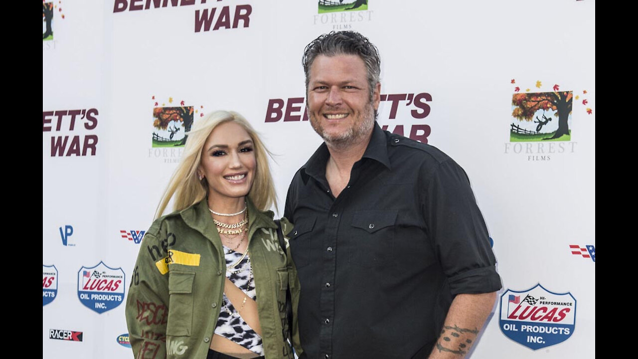 Gwen Stefani supports Blake Shelton from car