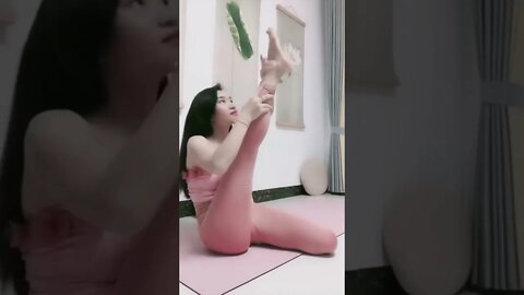 Chinese Girl Shows You How to Pray in China
