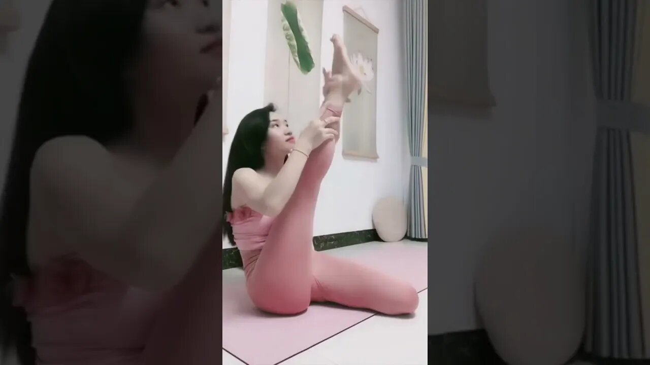 Chinese Girl Shows You How to Pray in China