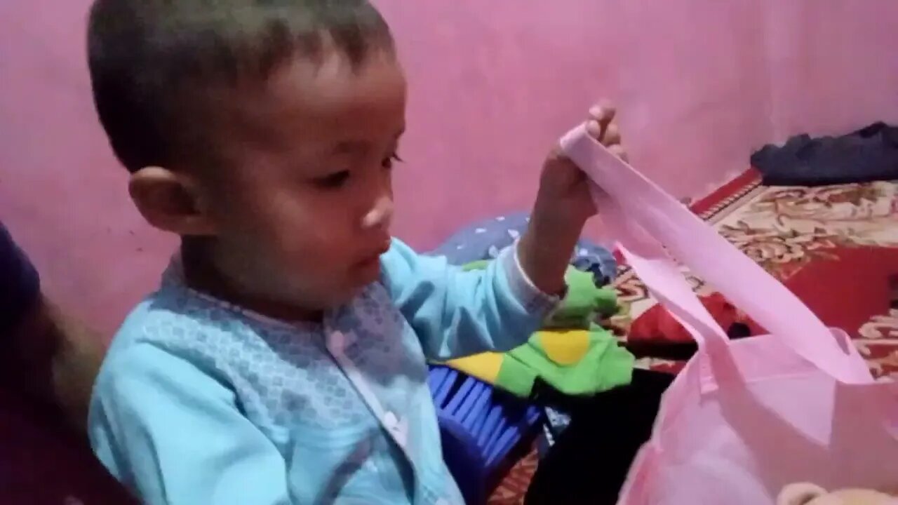 Sedang Belajar beresin mainan guys