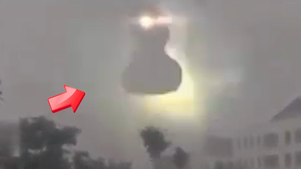 Sighting of an object with glowing eyes in the thunderclouds above [Space]