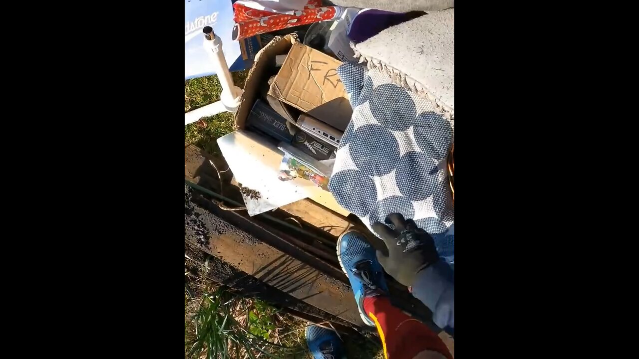 He found laptops from the trash