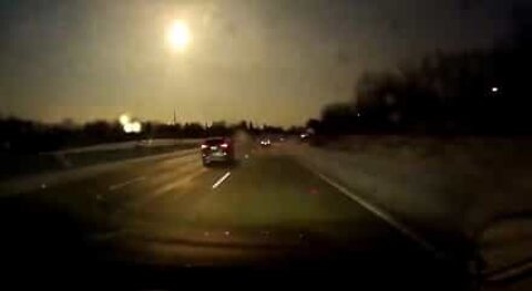 Fallande meteor filmad från bil i Michigan, USA