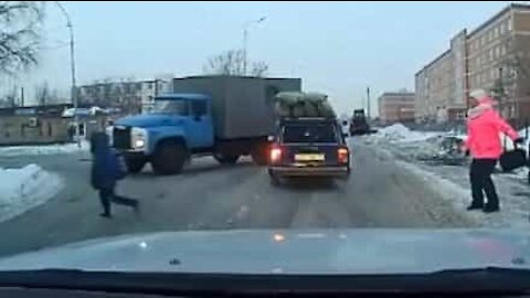 Un camion provoque un accident pour ne pas écraser un enfant