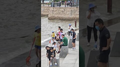 Enjoying the Waves and Sound of the Water in Shenzhen