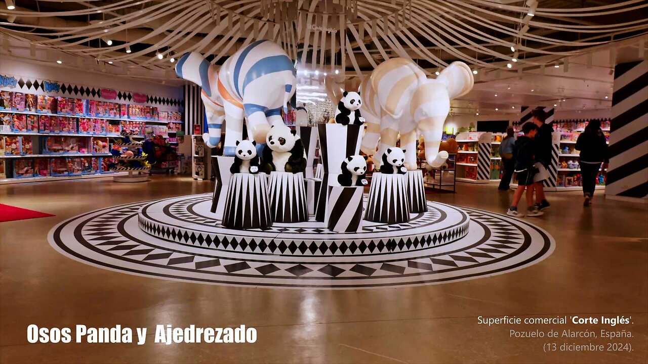 Los Osos Panda de El Corte Inglés de Pozuelo de Alarcón, España (dic.2024) Niños y simbología masónica