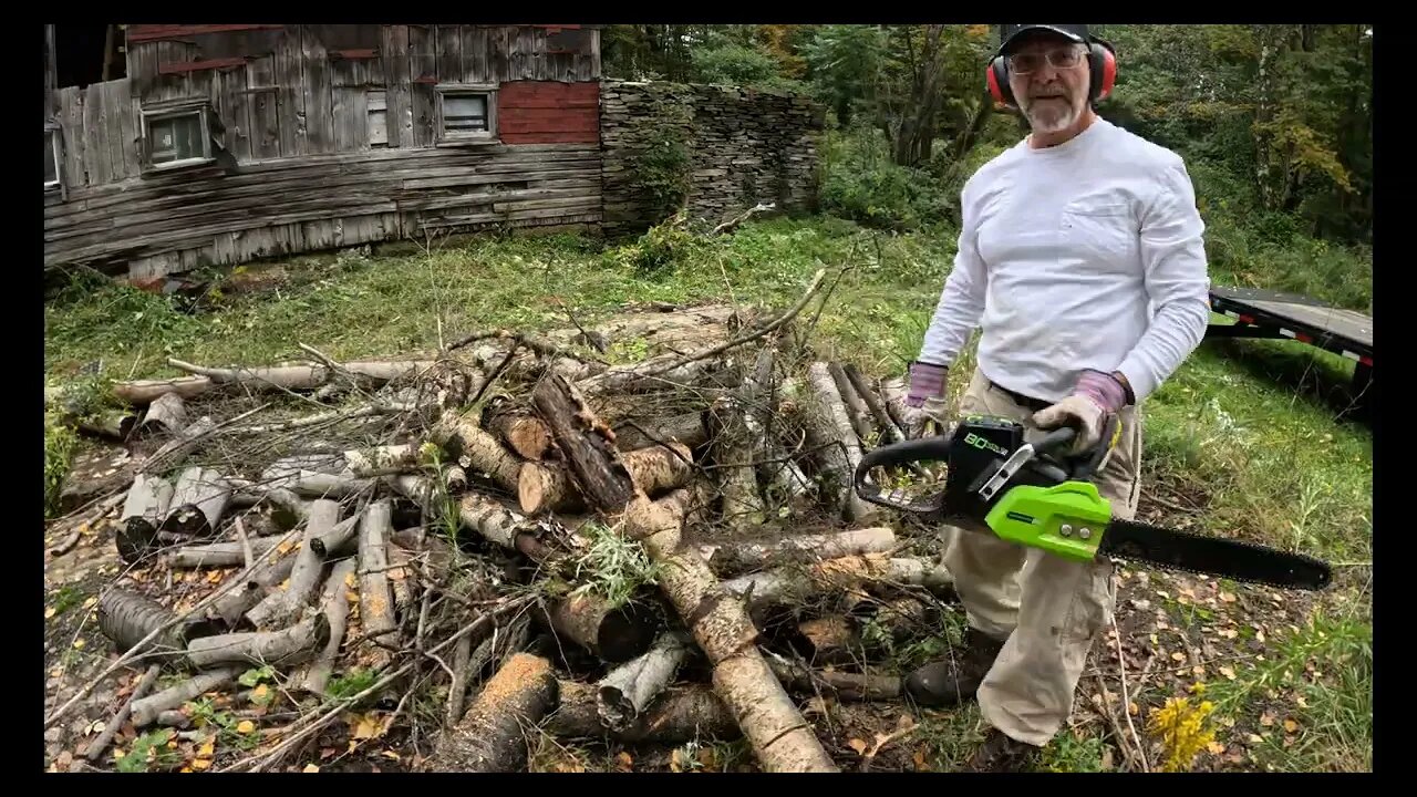 Comparison Greenworks 80 vs Husqvarna 435 gas Chainsaw #chainsaw #cordlesschainsaw #gaschainsaw