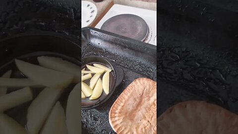 pie and chips 🍟 for dinner 🍽 😋 see her in half a hour