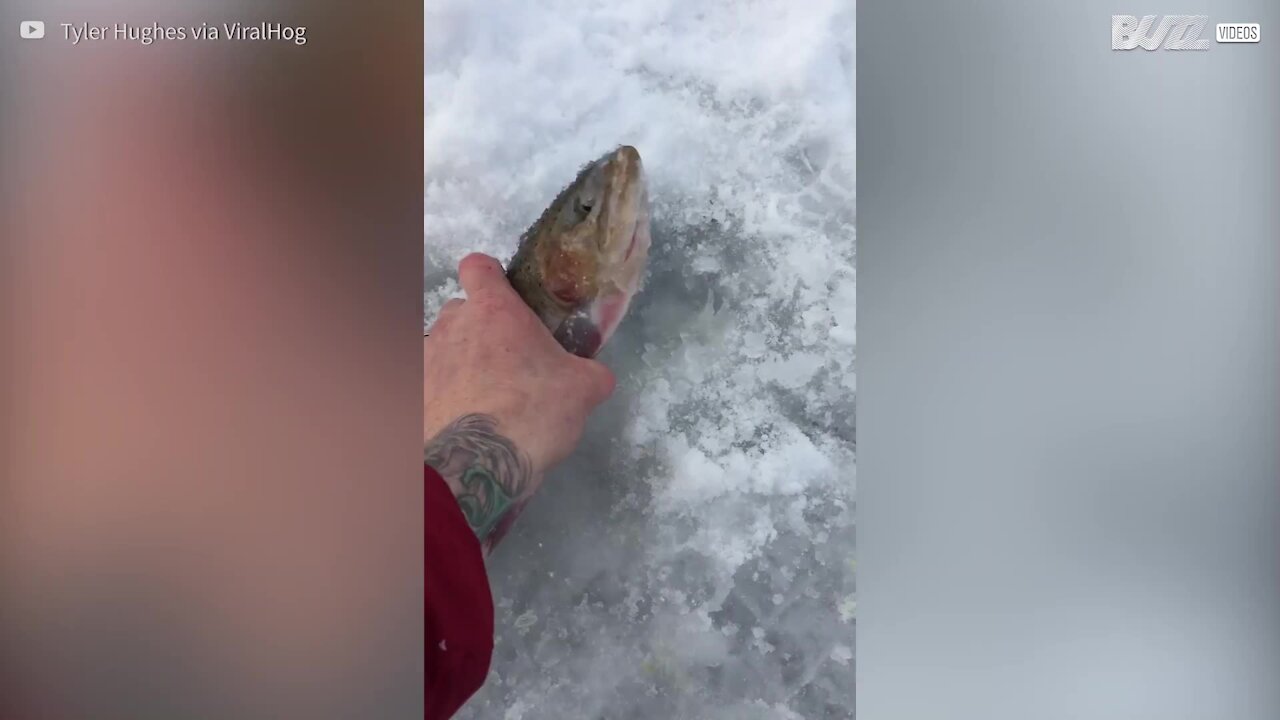 À 2 ans, cette fillette découvre la pêche sur la glace