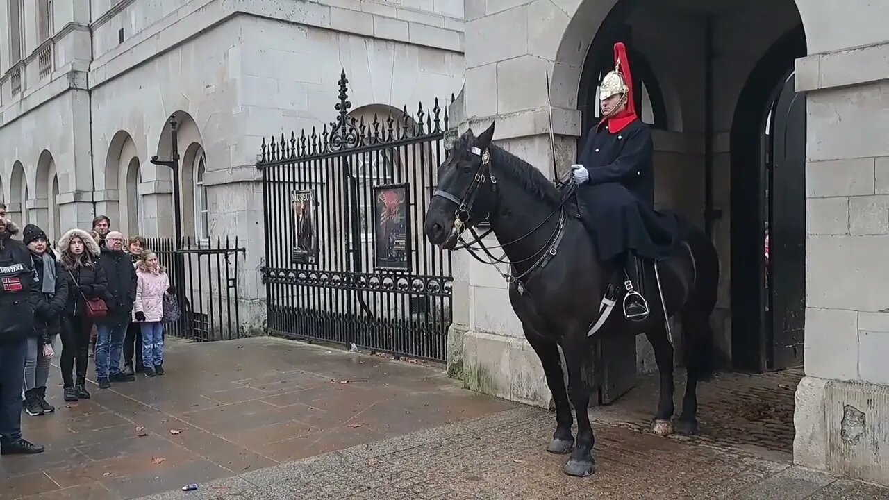 GET BACK police and guard tell tourist to get back #thekingsguard