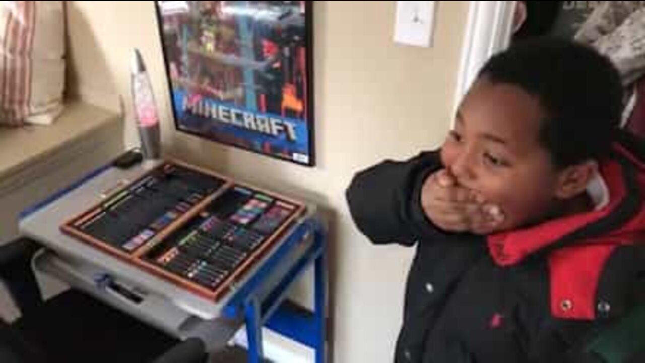 新しい家を見て感動するホームレスの少年