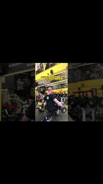 Qual é a diferença entre fazer a elevação lateral sentado e em pé? #shorts