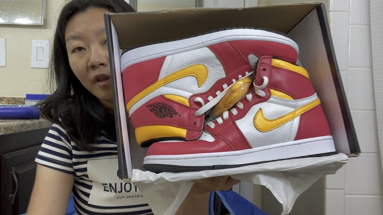 Please tell why this is a pair FAKE Air Jordan 1 shoes