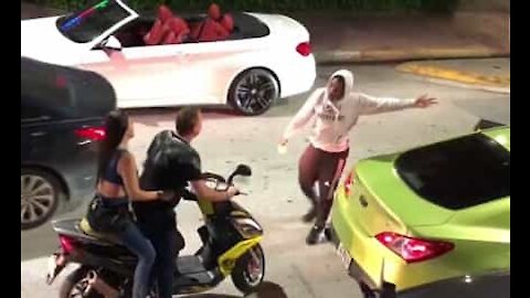 Vuole investire un uomo, ma il karma si vendica...