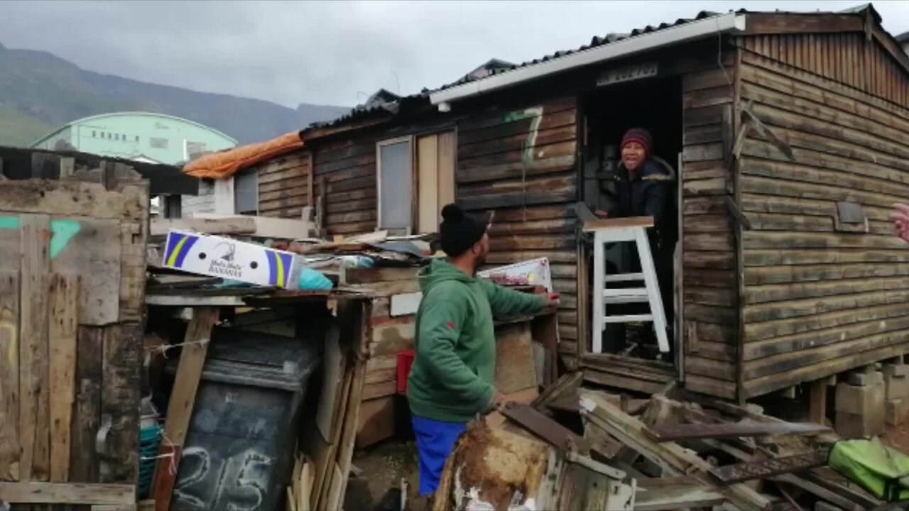 South Africa - Cape Town - The City of Cape Town’s Human Settlements relocates the residents of the Pine Road informal settlement. (Video) (o8N)