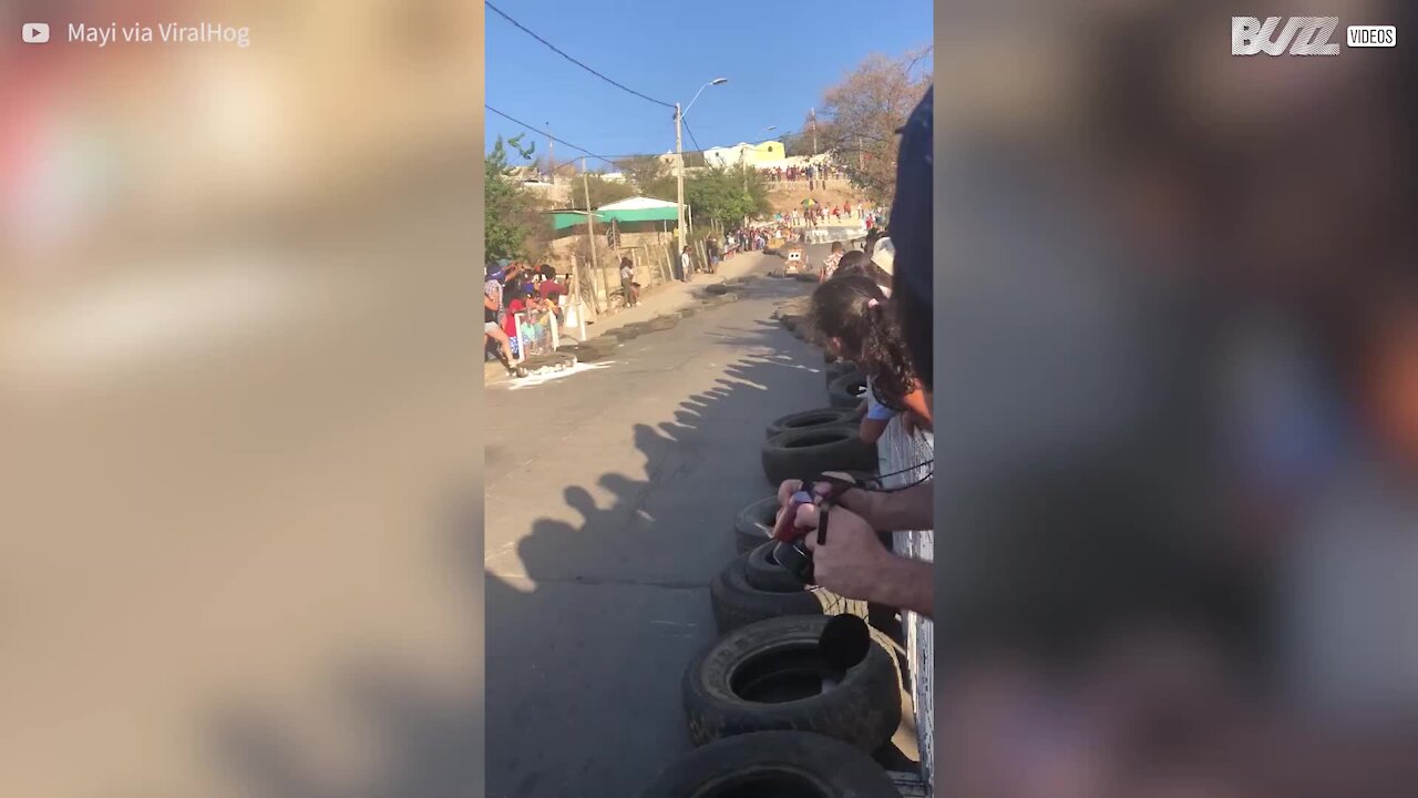 Mulher leva tombo hilário durante corrida de carrinhos