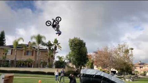 À 8 ans il réussit un incroyable salto en BMX