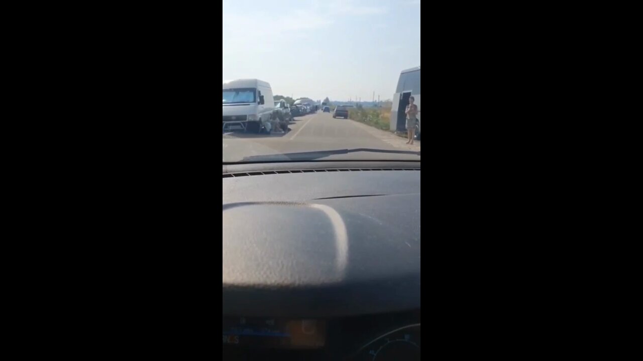 Long line of residents of Ukraine wishing to enter the territory of Zaporozhye, controlled by Russia