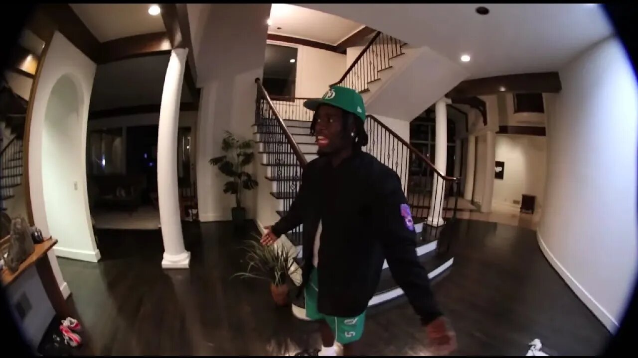 I GOT ON ED HARDY SHE GOT ON STILETTO (re-upload)