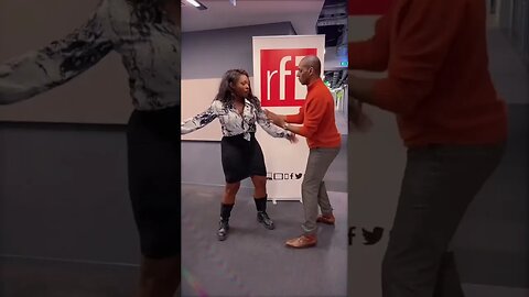 Claudy Siar apprend à Warra comment danser le #zouk #somethinggoingonchallenge