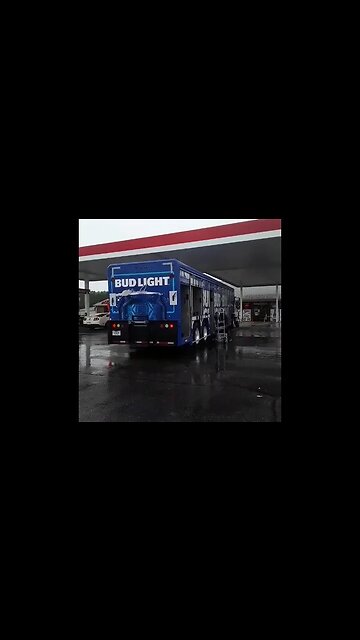 Bud Light Delivery Man as Sissy as tha Can 😂