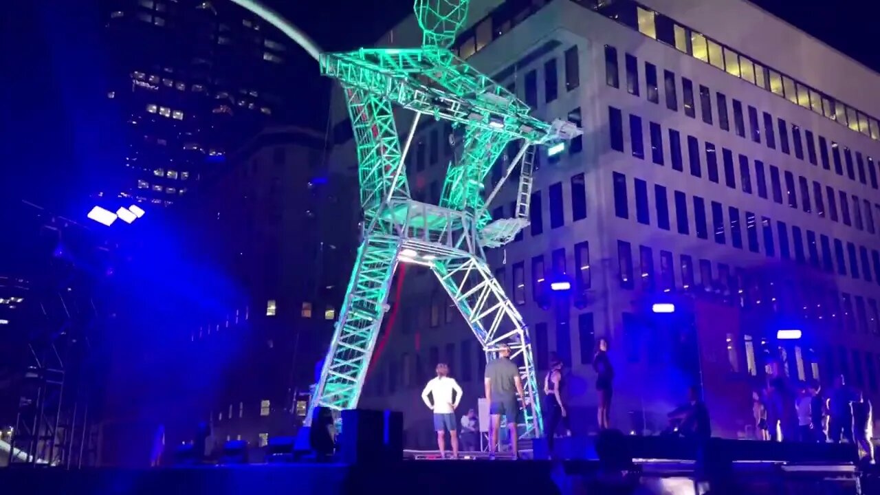 The Giants Are Coming: Downtown Montreal Braces for Complement Cirque Rehearsal